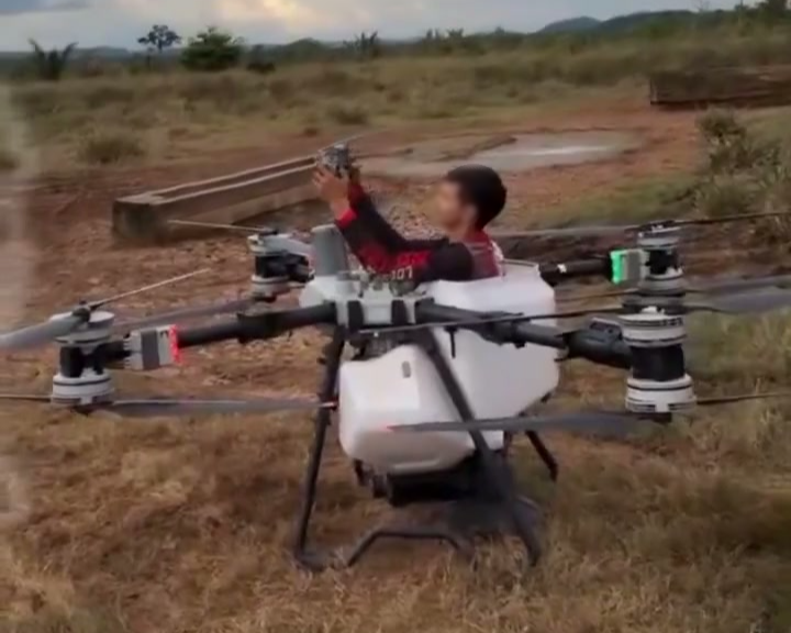 Un internaute transforme un drone agricole en « taxi volant » pour aller chercher de l&rsquo;eau avec style