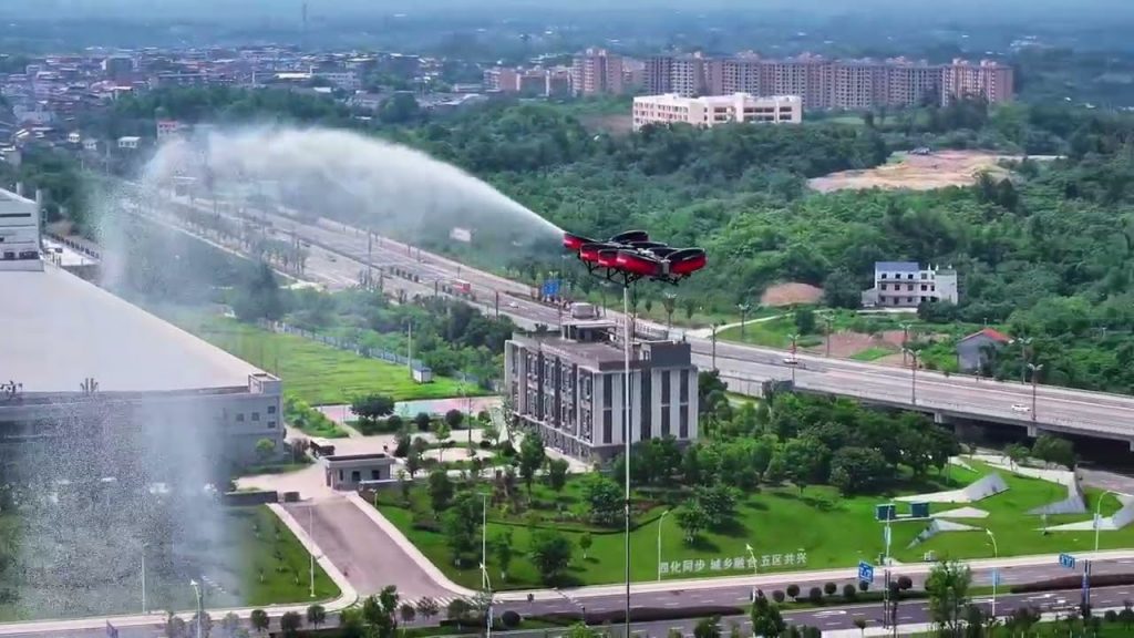 Drone pompier chinois à hélices carénées projetant de l’eau sur un immeuble en hauteur lors d’un exercice de lutte contre un incendie