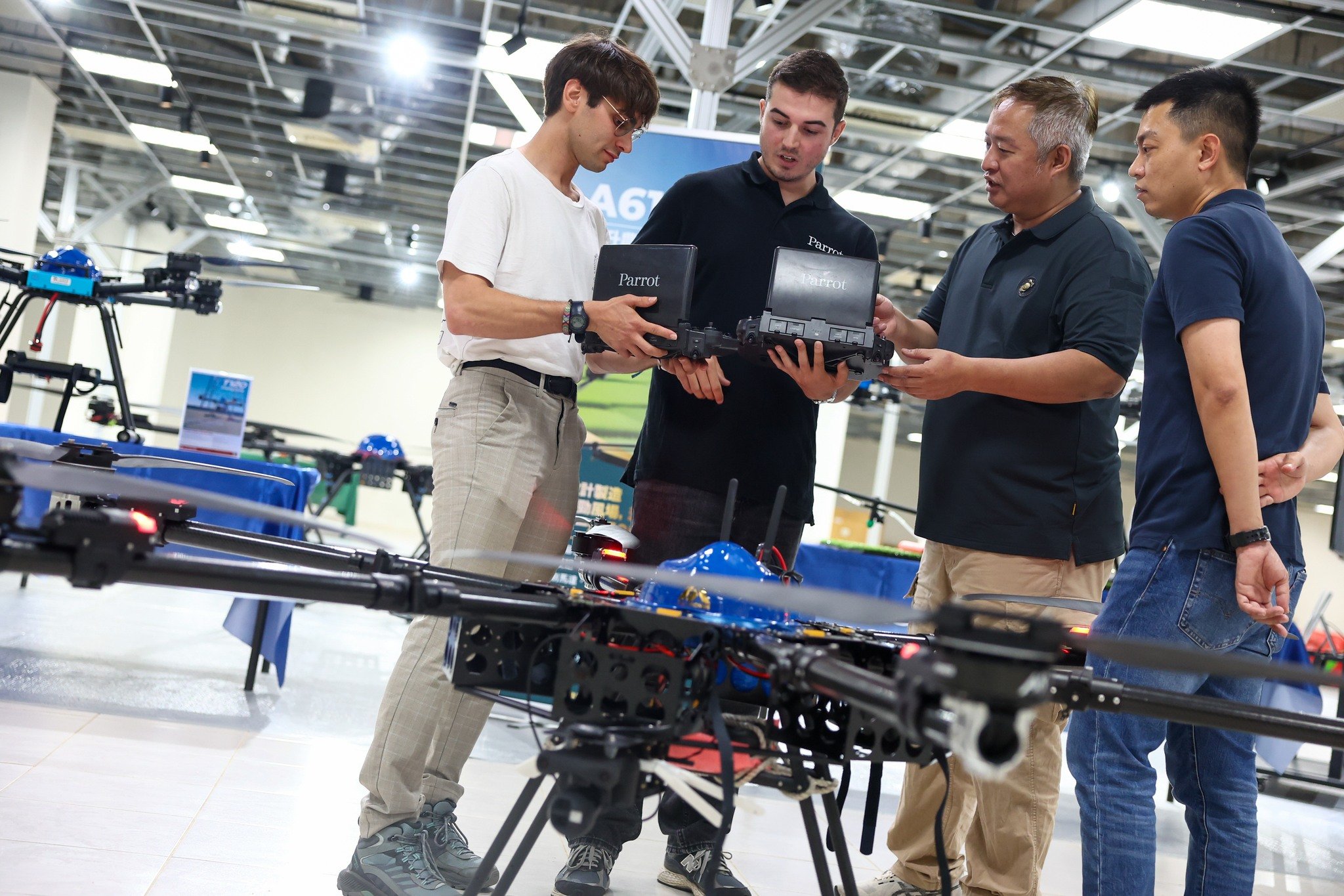 Ingénieurs de Parrot et 7A Drones testant un drone à Chiayi, Taïwan