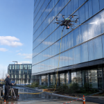 Ces drones laveurs de façades qui remplacent les échafaudages : une technologie déjà en plein essor